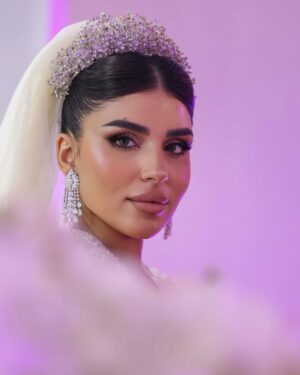 Shaymaa El Kuwaitia Instagram - “في حلقة تشبه الحلم كنت أجمل عروس وما كان راح يكتمل اللوك من غير لمسات صديقاتي المبدعات اللي صنعوا من تفاصيل هذا اللوك لوحة فنية وصارت الحلقة مميزة 🤍
Makeup: @mimo_makeup
Dress: @nora.al.abdullah
Jewelry: @a.h.alfares
Bridal bouquet: @omar_alrayyes
Hair: @huda_hair_style
Photographer : @deemahh__