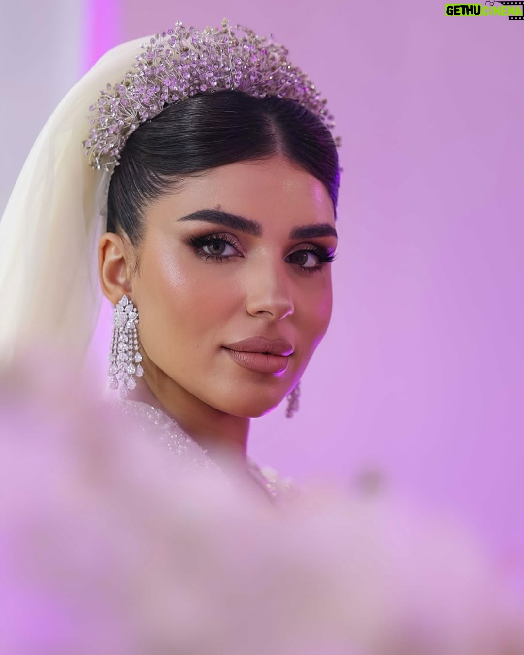 Shaymaa El Kuwaitia - 5.8K Likes - “في حلقة تشبه الحلم كنت أجمل عروس وما كان راح يكتمل اللوك من غير لمسات صديقاتي المبدعات اللي صنعوا من تفاصيل هذا اللوك لوحة فنية وصارت الحلقة مميزة 🤍
Makeup: @mimo_makeup 
Dress: @nora.al.abdullah 
Jewelry: @a.h.alfares 
Bridal bouquet: @omar_alrayyes 
Hair: @huda_hair_style 
Photographer : @deemahh__