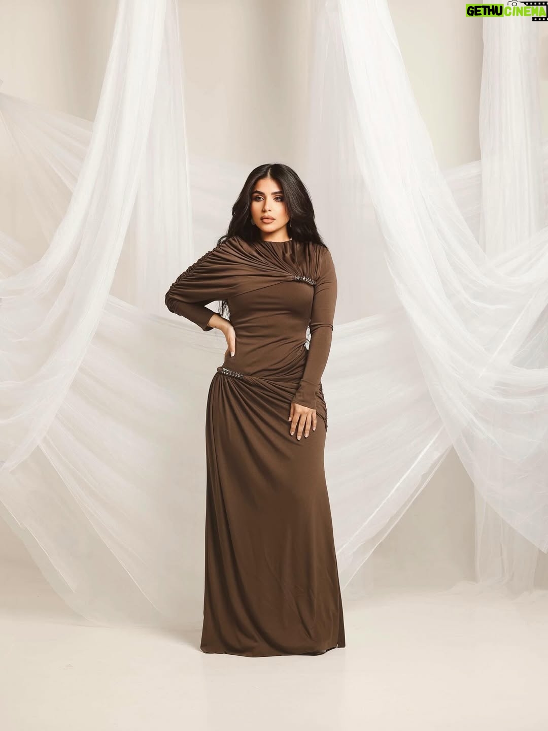 Shaymaa El Kuwaitia - 2.2K Likes - كل شهر كنت ألاحق القمر وأوثّق لحظة اكتماله…
وما كنت أدري إن يوم اكتماله، هو يوم ولادتي.

هالسنة، عيد ميلادي يصادف Buck Moon –
قمر يرتبط بقوة الغزلان، بتجددها، وبالبدايات اللي تنبع من الداخل.
هالسنة… أنا ما أطفّي شمعة، أنا أحييها.
🕯️ عيد ميلادي، بس بطريقة تشبهني.
بصوت… يشبهني 🕯️🤎🦌