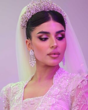 Shaymaa El Kuwaitia Instagram - “في حلقة تشبه الحلم كنت أجمل عروس وما كان راح يكتمل اللوك من غير لمسات صديقاتي المبدعات اللي صنعوا من تفاصيل هذا اللوك لوحة فنية وصارت الحلقة مميزة 🤍
Makeup: @mimo_makeup
Dress: @nora.al.abdullah
Jewelry: @a.h.alfares
Bridal bouquet: @omar_alrayyes
Hair: @huda_hair_style
Photographer : @deemahh__