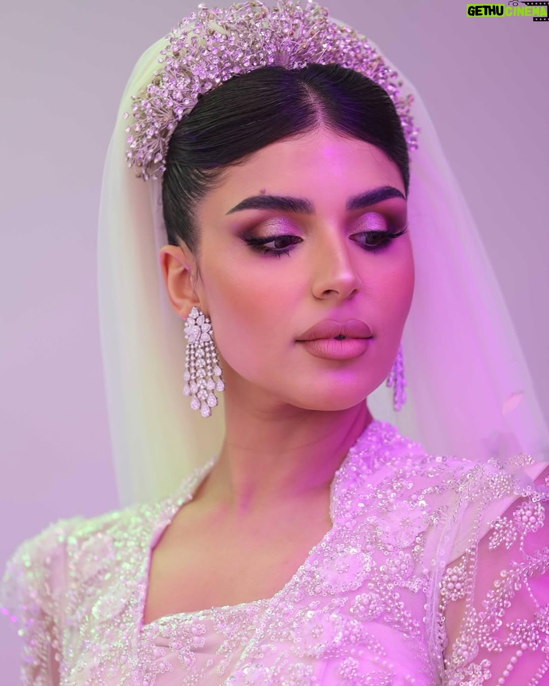 Shaymaa El Kuwaitia - 5.8K Likes - “في حلقة تشبه الحلم كنت أجمل عروس وما كان راح يكتمل اللوك من غير لمسات صديقاتي المبدعات اللي صنعوا من تفاصيل هذا اللوك لوحة فنية وصارت الحلقة مميزة 🤍
Makeup: @mimo_makeup 
Dress: @nora.al.abdullah 
Jewelry: @a.h.alfares 
Bridal bouquet: @omar_alrayyes 
Hair: @huda_hair_style 
Photographer : @deemahh__