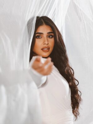 Shaymaa El Kuwaitia Instagram - في عيوني شي ما ينقال… ✨
سلام قديم، رجع لي.
حب مو مرتبط باسم، ولا شكل،
حب طالع من جواي… لي أنا.
نظرتي ما تنادي أحد،
نظرتي تشهد.
تشهد على الشفاء،
على الرجوع،
على النور اللي كنت أدوّره برا…
وطلع فيني.
أنا ممتنة لهالنسخة مني… حتى لو وصلت لها بعد تعب. 🤍🌙
⸻
In my eyes, there’s something words can’t hold… ✨
An ancient peace, returned.
A love not tied to names or forms —
but one that rose from within… for me.
My gaze isn’t calling anyone.
It’s witnessing —
the healing,
the return,
the light I kept seeking outside,
but found within.
I’m grateful for this version of me… even if I met her after the storm. 🤍🌕
مو كل نظرة تنقال…
بس بعض النظرات تقول كل شي.
شنو قالت عيونك اليوم؟ 🌙
• #شيماء_سليمان
• #shaymaa_sulaiman
• #النور_داخلي
• #ولادتي_الثانية
• #RebirthSeries
• #Wholeness
• #رحلة_الوعي
• #من_الظل_إلى_النور
• #HealingInProgress
• #SelfAwareness
• #BirthOfSelf
