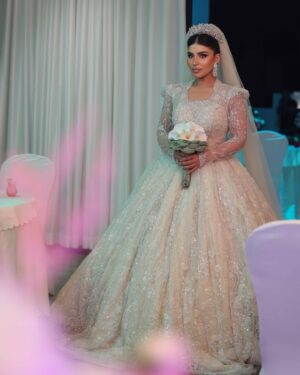 Shaymaa El Kuwaitia Instagram - “في حلقة تشبه الحلم كنت أجمل عروس وما كان راح يكتمل اللوك من غير لمسات صديقاتي المبدعات اللي صنعوا من تفاصيل هذا اللوك لوحة فنية وصارت الحلقة مميزة 🤍
Makeup: @mimo_makeup
Dress: @nora.al.abdullah
Jewelry: @a.h.alfares
Bridal bouquet: @omar_alrayyes
Hair: @huda_hair_style
Photographer : @deemahh__