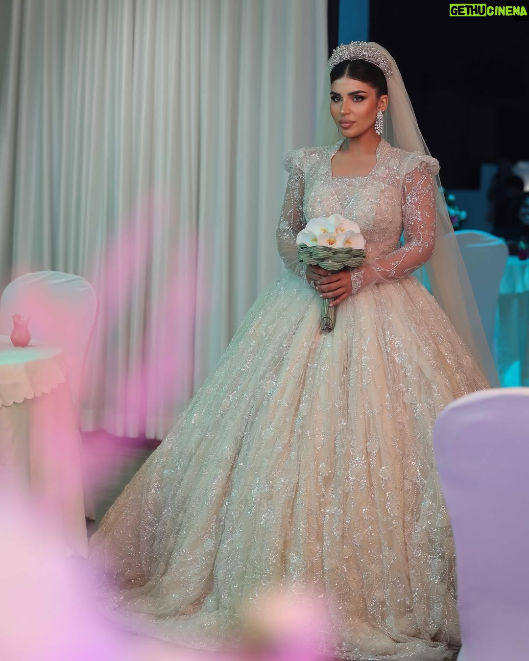 Shaymaa El Kuwaitia - 5.8K Likes - “في حلقة تشبه الحلم كنت أجمل عروس وما كان راح يكتمل اللوك من غير لمسات صديقاتي المبدعات اللي صنعوا من تفاصيل هذا اللوك لوحة فنية وصارت الحلقة مميزة 🤍
Makeup: @mimo_makeup 
Dress: @nora.al.abdullah 
Jewelry: @a.h.alfares 
Bridal bouquet: @omar_alrayyes 
Hair: @huda_hair_style 
Photographer : @deemahh__
