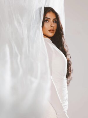 Shaymaa El Kuwaitia Instagram - في عيوني شي ما ينقال… ✨
سلام قديم، رجع لي.
حب مو مرتبط باسم، ولا شكل،
حب طالع من جواي… لي أنا.
نظرتي ما تنادي أحد،
نظرتي تشهد.
تشهد على الشفاء،
على الرجوع،
على النور اللي كنت أدوّره برا…
وطلع فيني.
أنا ممتنة لهالنسخة مني… حتى لو وصلت لها بعد تعب. 🤍🌙
⸻
In my eyes, there’s something words can’t hold… ✨
An ancient peace, returned.
A love not tied to names or forms —
but one that rose from within… for me.
My gaze isn’t calling anyone.
It’s witnessing —
the healing,
the return,
the light I kept seeking outside,
but found within.
I’m grateful for this version of me… even if I met her after the storm. 🤍🌕
مو كل نظرة تنقال…
بس بعض النظرات تقول كل شي.
شنو قالت عيونك اليوم؟ 🌙
• #شيماء_سليمان
• #shaymaa_sulaiman
• #النور_داخلي
• #ولادتي_الثانية
• #RebirthSeries
• #Wholeness
• #رحلة_الوعي
• #من_الظل_إلى_النور
• #HealingInProgress
• #SelfAwareness
• #BirthOfSelf