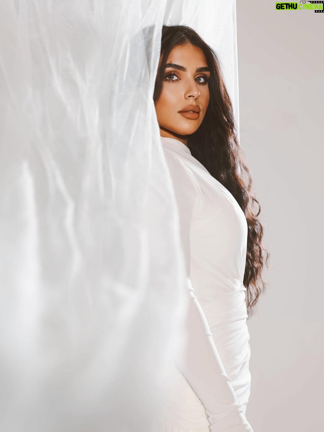 Shaymaa El Kuwaitia - 100.1K Likes - في عيوني شي ما ينقال… ✨
سلام قديم، رجع لي.
حب مو مرتبط باسم، ولا شكل،
حب طالع من جواي… لي أنا.

نظرتي ما تنادي أحد،
نظرتي تشهد.
تشهد على الشفاء،
على الرجوع،
على النور اللي كنت أدوّره برا…
وطلع فيني.

أنا ممتنة لهالنسخة مني… حتى لو وصلت لها بعد تعب. 🤍🌙

⸻

In my eyes, there’s something words can’t hold… ✨
An ancient peace, returned.
A love not tied to names or forms —
but one that rose from within… for me.

My gaze isn’t calling anyone.
It’s witnessing —
the healing,
the return,
the light I kept seeking outside,
but found within.

I’m grateful for this version of me… even if I met her after the storm. 🤍🌕

مو كل نظرة تنقال…
بس بعض النظرات تقول كل شي.
شنو قالت عيونك اليوم؟ 🌙

• #شيماء_سليمان
‏• ⁠#shaymaa_sulaiman
•	#النور_داخلي
	•	#ولادتي_الثانية
‏	•	#RebirthSeries
‏	•	#Wholeness
	•	#رحلة_الوعي
	•	#من_الظل_إلى_النور
‏	•	#HealingInProgress
‏	•	#SelfAwareness
‏	•	#BirthOfSelf