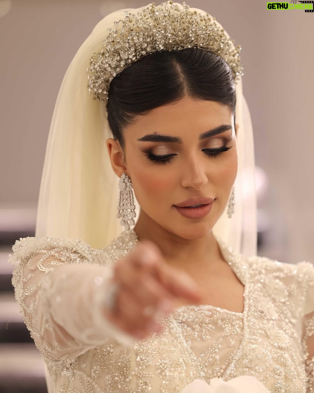 Shaymaa El Kuwaitia - 5.8K Likes - “في حلقة تشبه الحلم كنت أجمل عروس وما كان راح يكتمل اللوك من غير لمسات صديقاتي المبدعات اللي صنعوا من تفاصيل هذا اللوك لوحة فنية وصارت الحلقة مميزة 🤍
Makeup: @mimo_makeup 
Dress: @nora.al.abdullah 
Jewelry: @a.h.alfares 
Bridal bouquet: @omar_alrayyes 
Hair: @huda_hair_style 
Photographer : @deemahh__