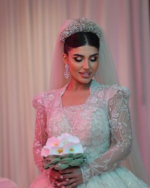 Shaymaa El Kuwaitia Instagram - “في حلقة تشبه الحلم كنت أجمل عروس وما كان راح يكتمل اللوك من غير لمسات صديقاتي المبدعات اللي صنعوا من تفاصيل هذا اللوك لوحة فنية وصارت الحلقة مميزة 🤍
Makeup: @mimo_makeup
Dress: @nora.al.abdullah
Jewelry: @a.h.alfares
Bridal bouquet: @omar_alrayyes
Hair: @huda_hair_style
Photographer : @deemahh__