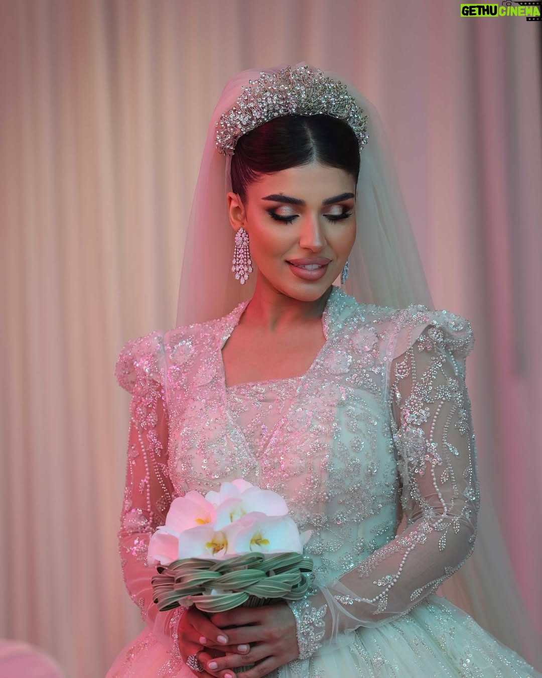 Shaymaa El Kuwaitia - 5.8K Likes - “في حلقة تشبه الحلم كنت أجمل عروس وما كان راح يكتمل اللوك من غير لمسات صديقاتي المبدعات اللي صنعوا من تفاصيل هذا اللوك لوحة فنية وصارت الحلقة مميزة 🤍
Makeup: @mimo_makeup 
Dress: @nora.al.abdullah 
Jewelry: @a.h.alfares 
Bridal bouquet: @omar_alrayyes 
Hair: @huda_hair_style 
Photographer : @deemahh__