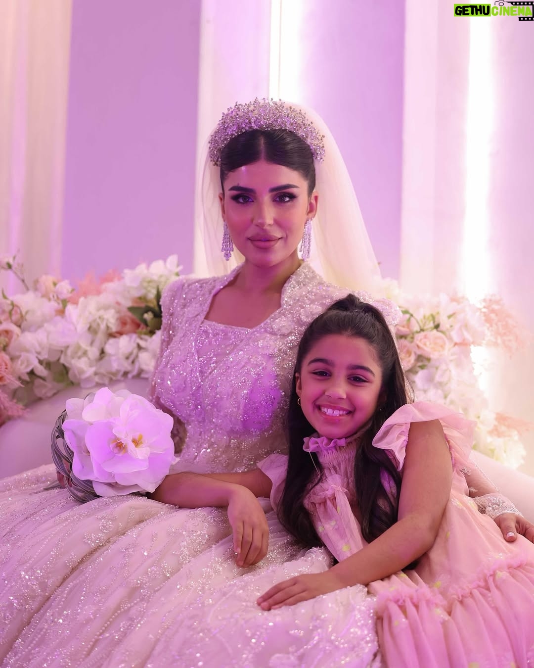 Shaymaa El Kuwaitia - 5.8K Likes - “في حلقة تشبه الحلم كنت أجمل عروس وما كان راح يكتمل اللوك من غير لمسات صديقاتي المبدعات اللي صنعوا من تفاصيل هذا اللوك لوحة فنية وصارت الحلقة مميزة 🤍
Makeup: @mimo_makeup 
Dress: @nora.al.abdullah 
Jewelry: @a.h.alfares 
Bridal bouquet: @omar_alrayyes 
Hair: @huda_hair_style 
Photographer : @deemahh__