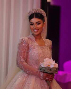 Shaymaa El Kuwaitia Instagram - “في حلقة تشبه الحلم كنت أجمل عروس وما كان راح يكتمل اللوك من غير لمسات صديقاتي المبدعات اللي صنعوا من تفاصيل هذا اللوك لوحة فنية وصارت الحلقة مميزة 🤍
Makeup: @mimo_makeup
Dress: @nora.al.abdullah
Jewelry: @a.h.alfares
Bridal bouquet: @omar_alrayyes
Hair: @huda_hair_style
Photographer : @deemahh__