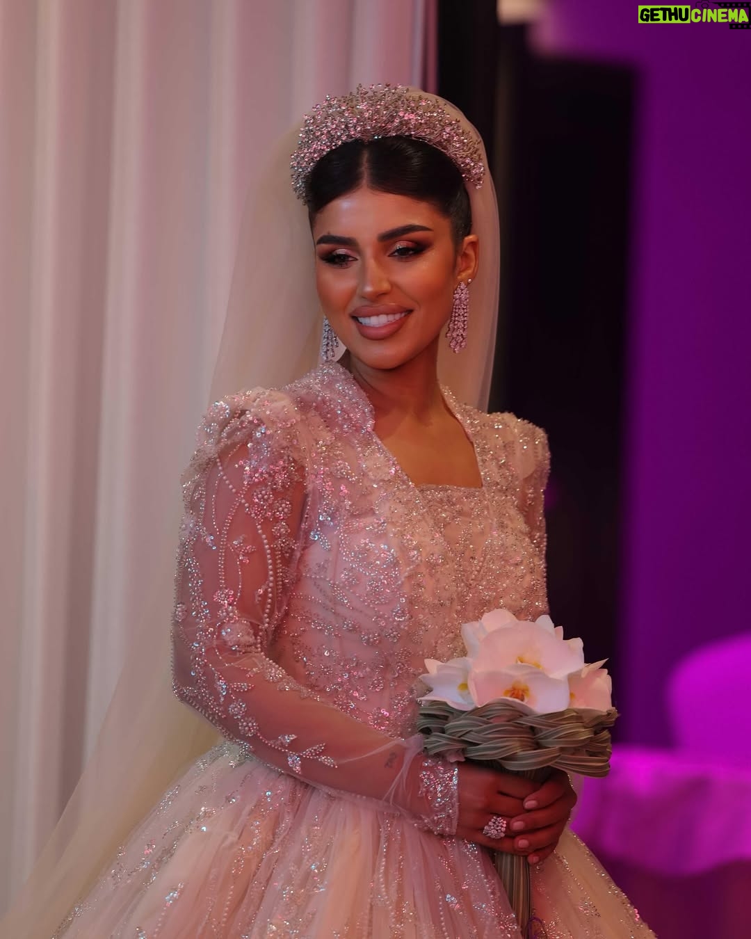 Shaymaa El Kuwaitia - 5.8K Likes - “في حلقة تشبه الحلم كنت أجمل عروس وما كان راح يكتمل اللوك من غير لمسات صديقاتي المبدعات اللي صنعوا من تفاصيل هذا اللوك لوحة فنية وصارت الحلقة مميزة 🤍
Makeup: @mimo_makeup 
Dress: @nora.al.abdullah 
Jewelry: @a.h.alfares 
Bridal bouquet: @omar_alrayyes 
Hair: @huda_hair_style 
Photographer : @deemahh__