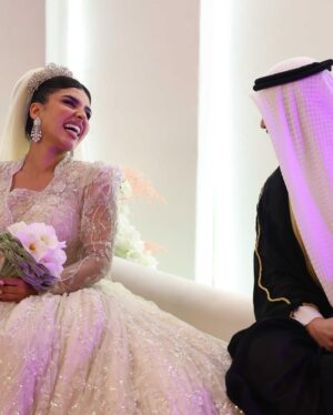 Shaymaa El Kuwaitia Instagram - “في حلقة تشبه الحلم كنت أجمل عروس وما كان راح يكتمل اللوك من غير لمسات صديقاتي المبدعات اللي صنعوا من تفاصيل هذا اللوك لوحة فنية وصارت الحلقة مميزة 🤍
Makeup: @mimo_makeup
Dress: @nora.al.abdullah
Jewelry: @a.h.alfares
Bridal bouquet: @omar_alrayyes
Hair: @huda_hair_style
Photographer : @deemahh__