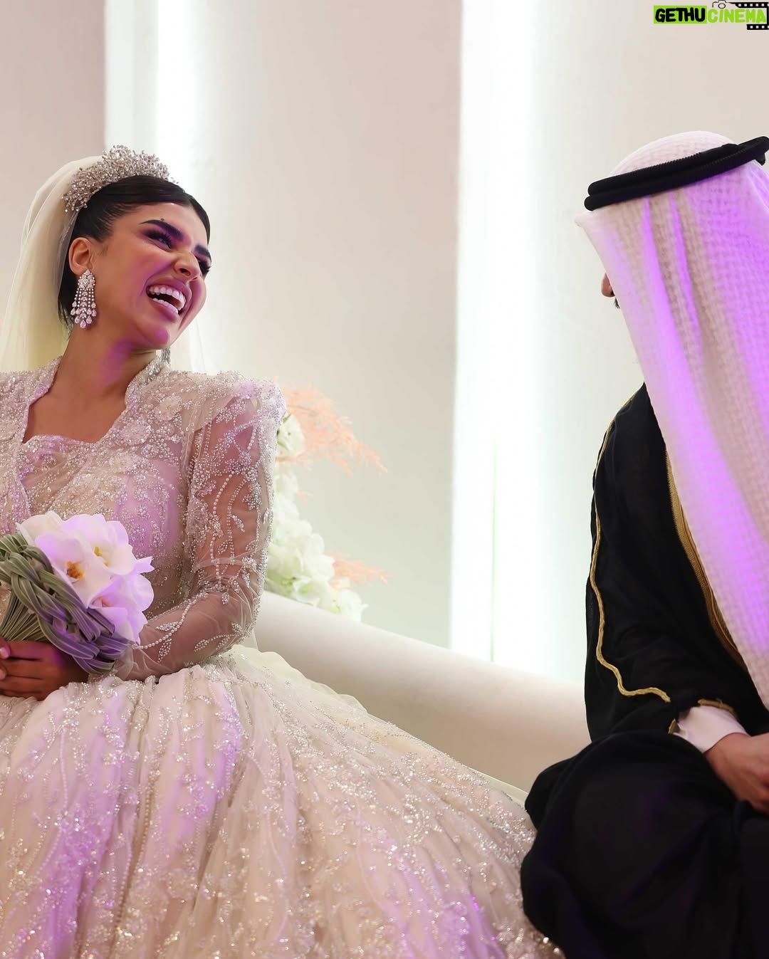 Shaymaa El Kuwaitia - 5.8K Likes - “في حلقة تشبه الحلم كنت أجمل عروس وما كان راح يكتمل اللوك من غير لمسات صديقاتي المبدعات اللي صنعوا من تفاصيل هذا اللوك لوحة فنية وصارت الحلقة مميزة 🤍
Makeup: @mimo_makeup 
Dress: @nora.al.abdullah 
Jewelry: @a.h.alfares 
Bridal bouquet: @omar_alrayyes 
Hair: @huda_hair_style 
Photographer : @deemahh__