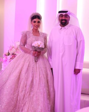 Shaymaa El Kuwaitia Instagram - “في حلقة تشبه الحلم كنت أجمل عروس وما كان راح يكتمل اللوك من غير لمسات صديقاتي المبدعات اللي صنعوا من تفاصيل هذا اللوك لوحة فنية وصارت الحلقة مميزة 🤍
Makeup: @mimo_makeup
Dress: @nora.al.abdullah
Jewelry: @a.h.alfares
Bridal bouquet: @omar_alrayyes
Hair: @huda_hair_style
Photographer : @deemahh__