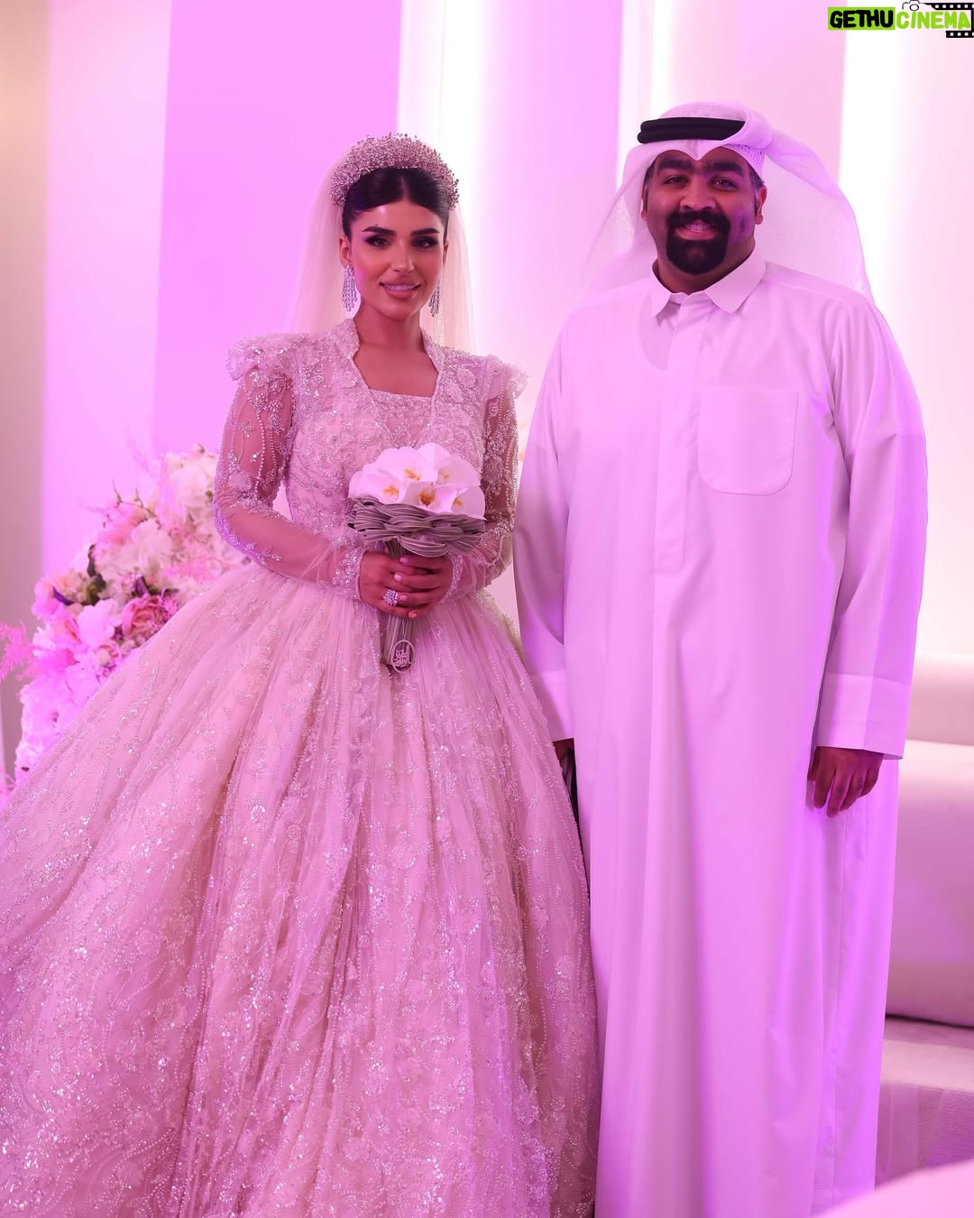 Shaymaa El Kuwaitia - 5.8K Likes - “في حلقة تشبه الحلم كنت أجمل عروس وما كان راح يكتمل اللوك من غير لمسات صديقاتي المبدعات اللي صنعوا من تفاصيل هذا اللوك لوحة فنية وصارت الحلقة مميزة 🤍
Makeup: @mimo_makeup 
Dress: @nora.al.abdullah 
Jewelry: @a.h.alfares 
Bridal bouquet: @omar_alrayyes 
Hair: @huda_hair_style 
Photographer : @deemahh__