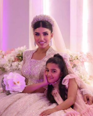 Shaymaa El Kuwaitia Instagram - “في حلقة تشبه الحلم كنت أجمل عروس وما كان راح يكتمل اللوك من غير لمسات صديقاتي المبدعات اللي صنعوا من تفاصيل هذا اللوك لوحة فنية وصارت الحلقة مميزة 🤍
Makeup: @mimo_makeup
Dress: @nora.al.abdullah
Jewelry: @a.h.alfares
Bridal bouquet: @omar_alrayyes
Hair: @huda_hair_style
Photographer : @deemahh__