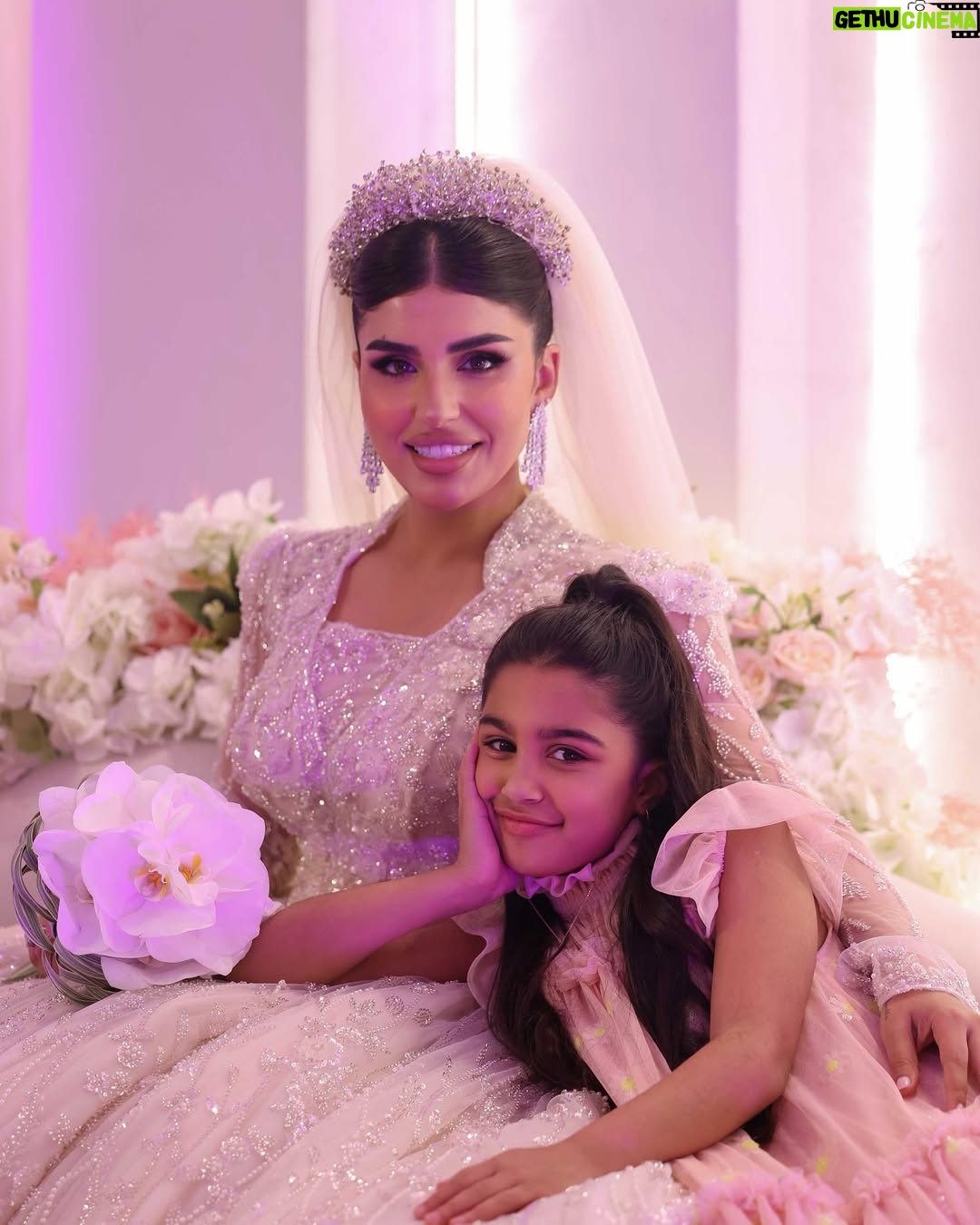 Shaymaa El Kuwaitia - 5.8K Likes - “في حلقة تشبه الحلم كنت أجمل عروس وما كان راح يكتمل اللوك من غير لمسات صديقاتي المبدعات اللي صنعوا من تفاصيل هذا اللوك لوحة فنية وصارت الحلقة مميزة 🤍
Makeup: @mimo_makeup 
Dress: @nora.al.abdullah 
Jewelry: @a.h.alfares 
Bridal bouquet: @omar_alrayyes 
Hair: @huda_hair_style 
Photographer : @deemahh__