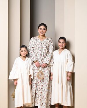 Shaymaa El Kuwaitia Instagram - رمضان مبارك للاهل و كل شخص غالي مر علي بحياتي كل عام و انتو بخير و كل عام و فرحة قدوم رمضان تغمركم ☾
منو عيالة مثل وضع عيالي ينطرون رمضان اكثر من اي مناسبة ثانية !!
حبيت تعاوني مع ثلاث اشخاص مبدعين بلوكات رمضانية راقية و هادية تمثلني انا وبناتي
مكياج حبيبة قلبي و صديقتي ليلى جعفر @lailamakeup
الدراريع من الجميلة @bellasoul_q8
والشعر مع المبدعه الفنانه بشغلها نوال اقوى وحده ممكن تفكرون انكم تسلمون لها شعركم @nawalq8ya17