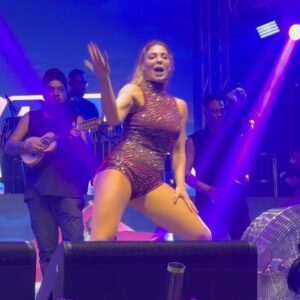 Sheila Mello Instagram - Subi no palco mais uma vez⦠e o corpo lembrou direitinho cada passinho! šš¼āØ
Revivi alguns clƔssicos do TCHAN e agora quero saber: qual Ʃ a sua favorita?
1ļøā£ Tribotchan
2ļøā£ Disk Tchan
3ļøā£ A nova loira do Tchan
4ļøā£ Pega no bumbum
Conta aqui nos comentĆ”rios e marca a amiga que fazia o passinho sincronizado com vocĆŖ na sala! šš
Valendo nostalgia e rebolado no 220v!