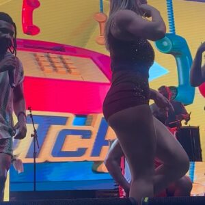 Sheila Mello Instagram - Subi no palco mais uma vez⦠e o corpo lembrou direitinho cada passinho! šš¼āØ
Revivi alguns clƔssicos do TCHAN e agora quero saber: qual Ʃ a sua favorita?
1ļøā£ Tribotchan
2ļøā£ Disk Tchan
3ļøā£ A nova loira do Tchan
4ļøā£ Pega no bumbum
Conta aqui nos comentĆ”rios e marca a amiga que fazia o passinho sincronizado com vocĆŖ na sala! šš
Valendo nostalgia e rebolado no 220v!
