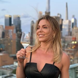 Sheila Mello Instagram - Quando a vista Ć© linda, o vinho Ć© bom e a companhia Ć© forte, a vida se brinda com mais sentido.
Em NY para celebrar o nascimento de um livro que carrega histórias reais e transformadoras.
@cleopillon que presente fazer parte disso com vocĆŖs @roneiaforteoficial