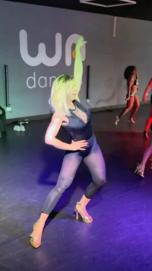 Sheila Mello Instagram - O sextou do jeito que eu gosto! āØš¤
Coreografia: @guusiqueira
@wadancas