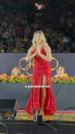 Sheila Mello Instagram - Que a gente não espere datas especiais para reconhecer quem estÔ do nosso lado. Que a gente bata palmas mais vezes⦠pelo simples fato das pessoas existirem.
Vestido: casadosvestidos_oficial