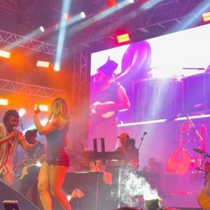 Sheila Mello Instagram - Subi no palco mais uma vez⦠e o corpo lembrou direitinho cada passinho! šš¼āØ
Revivi alguns clƔssicos do TCHAN e agora quero saber: qual Ʃ a sua favorita?
1ļøā£ Tribotchan
2ļøā£ Disk Tchan
3ļøā£ A nova loira do Tchan
4ļøā£ Pega no bumbum
Conta aqui nos comentĆ”rios e marca a amiga que fazia o passinho sincronizado com vocĆŖ na sala! šš
Valendo nostalgia e rebolado no 220v!