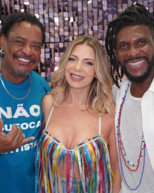 Sheila Mello Instagram - Ta no ar o programa especial de 40 anos do axĆ© no @caldeiraocommion! š¤āØ
Um dia incrĆvel para ficar no coração.
TĆ” acompanhando?