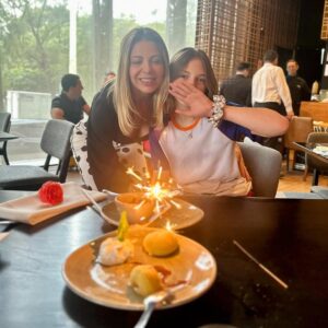 Sheila Mello Instagram - O tempo passa mais rÔpido do que almejamos⦠Outro dia era uma bebê dos caixinhos dourados nos meus braços, hoje é essa adolescente linda (e gigante!) diante de mim.
Teve até aposta: achamos que você chegaria na minha altura aos 12. Pois bem⦠eu perdi. Com 1,72, você jÔ me ultrapassou hÔ algum tempo
Feliz vida, minha filha! Que venham mais momentos assim, cheios de alegria e amor. Te amo infinito!