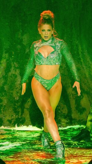 Sheila Mello Instagram - A @sheilamello zerou TUDO fazendo āToxicā da @britneyspears na #BatalhadoLipSync no #DomingĆ£o. INCRĆVEL!