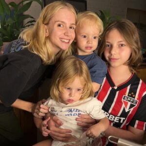 Sheila Mello Instagram - O tempo passa mais rÔpido do que almejamos⦠Outro dia era uma bebê dos caixinhos dourados nos meus braços, hoje é essa adolescente linda (e gigante!) diante de mim.
Teve até aposta: achamos que você chegaria na minha altura aos 12. Pois bem⦠eu perdi. Com 1,72, você jÔ me ultrapassou hÔ algum tempo
Feliz vida, minha filha! Que venham mais momentos assim, cheios de alegria e amor. Te amo infinito!