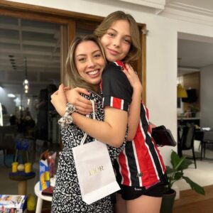 Sheila Mello Instagram - O tempo passa mais rÔpido do que almejamos⦠Outro dia era uma bebê dos caixinhos dourados nos meus braços, hoje é essa adolescente linda (e gigante!) diante de mim.
Teve até aposta: achamos que você chegaria na minha altura aos 12. Pois bem⦠eu perdi. Com 1,72, você jÔ me ultrapassou hÔ algum tempo
Feliz vida, minha filha! Que venham mais momentos assim, cheios de alegria e amor. Te amo infinito!