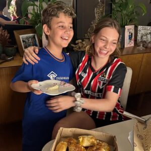 Sheila Mello Instagram - O tempo passa mais rÔpido do que almejamos⦠Outro dia era uma bebê dos caixinhos dourados nos meus braços, hoje é essa adolescente linda (e gigante!) diante de mim.
Teve até aposta: achamos que você chegaria na minha altura aos 12. Pois bem⦠eu perdi. Com 1,72, você jÔ me ultrapassou hÔ algum tempo
Feliz vida, minha filha! Que venham mais momentos assim, cheios de alegria e amor. Te amo infinito!