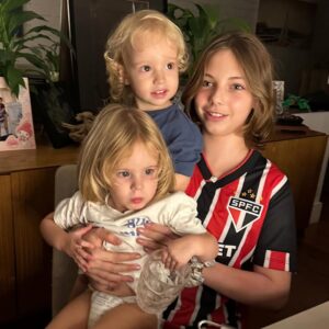 Sheila Mello Instagram - O tempo passa mais rÔpido do que almejamos⦠Outro dia era uma bebê dos caixinhos dourados nos meus braços, hoje é essa adolescente linda (e gigante!) diante de mim.
Teve até aposta: achamos que você chegaria na minha altura aos 12. Pois bem⦠eu perdi. Com 1,72, você jÔ me ultrapassou hÔ algum tempo
Feliz vida, minha filha! Que venham mais momentos assim, cheios de alegria e amor. Te amo infinito!