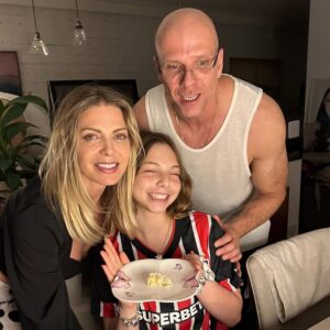 Sheila Mello Instagram - O tempo passa mais rÔpido do que almejamos⦠Outro dia era uma bebê dos caixinhos dourados nos meus braços, hoje é essa adolescente linda (e gigante!) diante de mim.
Teve até aposta: achamos que você chegaria na minha altura aos 12. Pois bem⦠eu perdi. Com 1,72, você jÔ me ultrapassou hÔ algum tempo
Feliz vida, minha filha! Que venham mais momentos assim, cheios de alegria e amor. Te amo infinito!