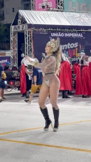 Sheila Mello Instagram - Que honra ter desfilado com a @uniaoimperialoficial como musa da bateria! šāØ
Ainda quero compartilhar mais momentos com vocĆŖs desse desfile, mas por hora, fiquem com Freya na avenida! ā”ļøāØ