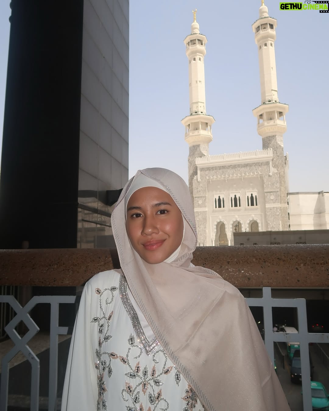 Shenina Cinnamon - 1.8 Million Likes - عِيد مُبَارَك
Alhamdulillah tahun ini bisa lebaran di tanah suci dan melaksanakan umroh, bismillah semoga secepatnya bisa kembali lagi🤍 
Minal Aidin Wal Faidzin. Mohon Maaf Lahir dan Batin 🙏🏽