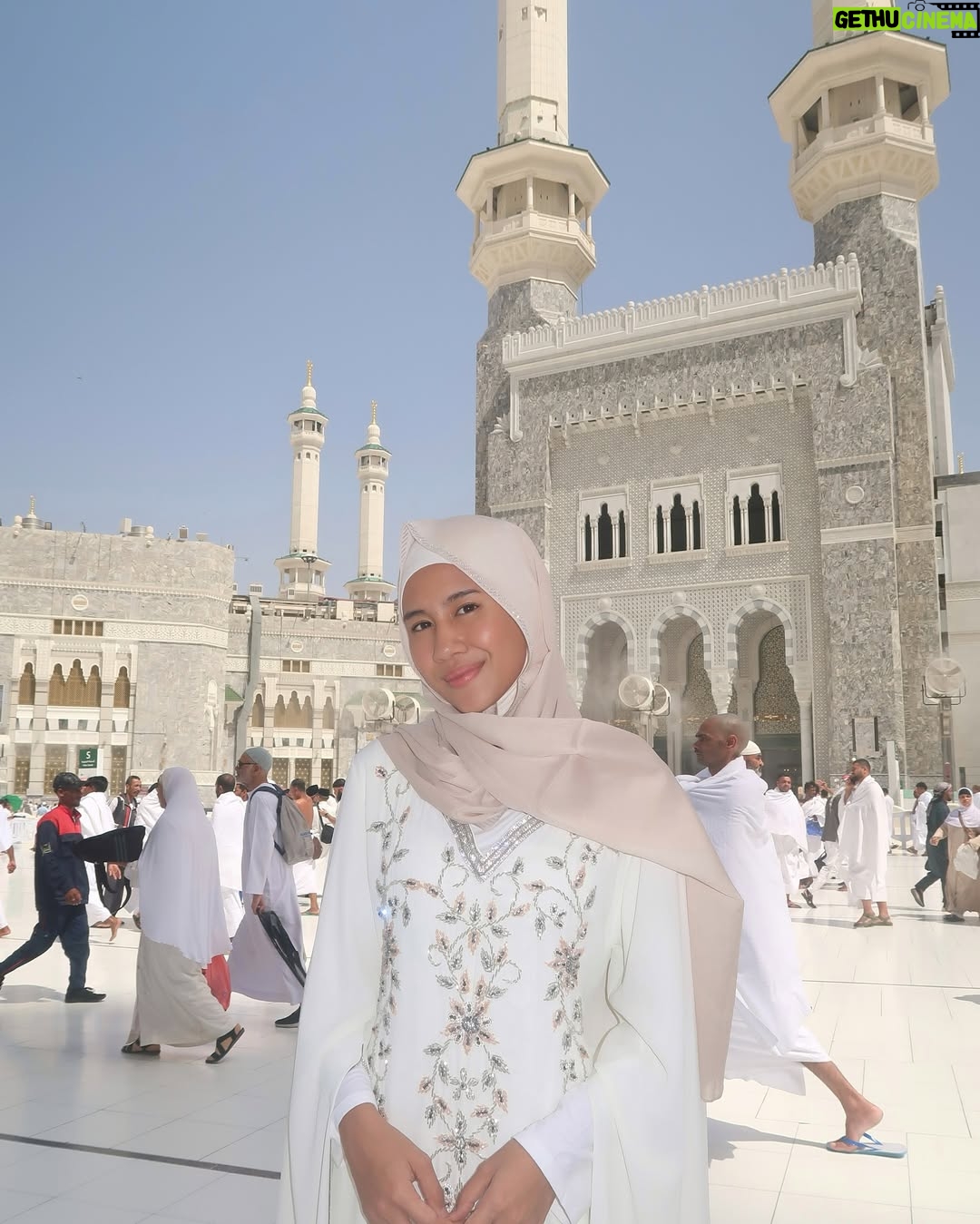 Shenina Cinnamon - 1.8 Million Likes - عِيد مُبَارَك
Alhamdulillah tahun ini bisa lebaran di tanah suci dan melaksanakan umroh, bismillah semoga secepatnya bisa kembali lagi🤍 
Minal Aidin Wal Faidzin. Mohon Maaf Lahir dan Batin 🙏🏽