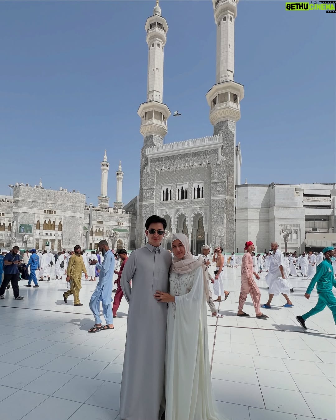 Shenina Cinnamon - 1.8 Million Likes - عِيد مُبَارَك
Alhamdulillah tahun ini bisa lebaran di tanah suci dan melaksanakan umroh, bismillah semoga secepatnya bisa kembali lagi🤍 
Minal Aidin Wal Faidzin. Mohon Maaf Lahir dan Batin 🙏🏽