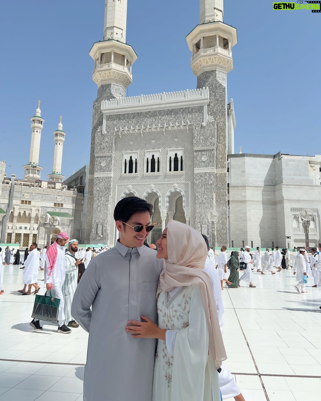 Shenina Cinnamon - 1.8 Million Likes - عِيد مُبَارَك
Alhamdulillah tahun ini bisa lebaran di tanah suci dan melaksanakan umroh, bismillah semoga secepatnya bisa kembali lagi🤍 
Minal Aidin Wal Faidzin. Mohon Maaf Lahir dan Batin 🙏🏽