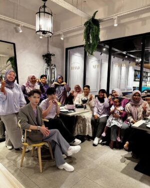Sherry Alhadad Instagram - 11 Tahun, 11 Sebab untuk Tersenyum!
Terima kasih keluarga #sherryliciousfc yang sentiasa ada — dari pentas ke hati, dari gelak tawa ke peluk doa. Kita bukan sekadar peminat, kita KELUARGA. 💜
@sherryliciousfc