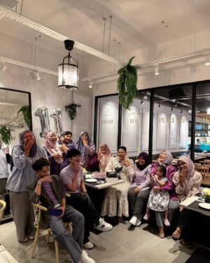 Sherry Alhadad Instagram - 11 Tahun, 11 Sebab untuk Tersenyum!
Terima kasih keluarga #sherryliciousfc yang sentiasa ada — dari pentas ke hati, dari gelak tawa ke peluk doa. Kita bukan sekadar peminat, kita KELUARGA. 💜
@sherryliciousfc