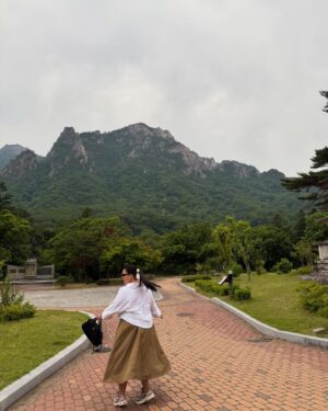 Sherry Alhadad Instagram - J U N E in Gangwon, South Korea 🩵
1. Pyeongchang MONA YongPyeong
2. Hani Lavender Farm, Goseong
3. Riverain Cafe, Chuncheon
4. Wonju Sageumsan Suspension Bridge
5. Samyang Round Hill Ranch
6. Oak Valley Resort, Wanju
7. Mount Seorak
#VisitGangwonYear #gangwontour #FlyAirAsia @visitgangwon_en @gogogangwon @kto_malaysia @flyairasia