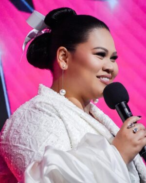 Sherry Alhadad Instagram - RTS W6 🎤 #raisethestarmalaysia
Glamtheme #kepukkepukmenarik Sherry In @mode.miroljonit
.
@abidinkhairul
🎀 @artedenarmi
@arymuzamer
@hamidijamili
@ryanmohamad