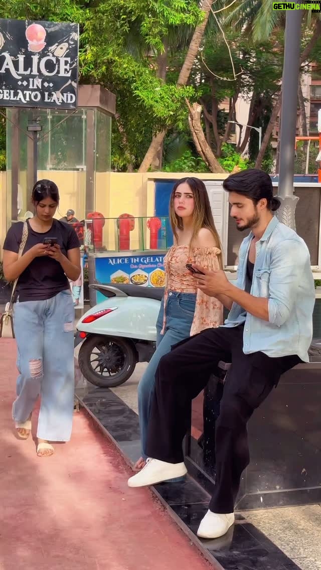 Shiba Khan - 84.4K Likes - Tag your kamine friends🤣 
:
:
: #comedy #explorepage #shibakhan #viralvideos