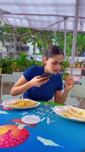 Shiba Khan Instagram - Photos lete hi khatam😟
:
:
: #comedy #funnyreel #foryoupage #explorepage #shibakhan #viralvideos #featurethis
: