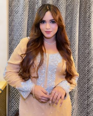 Shifu Memon Instagram - Eid-Ul-Adha Mubarak Aap Sabhi Ko..🫶
Allah hum sab ki qurbaniyo ko qabool kare Ameen.
Dua mai yaad rakhna guys. Or MashaAllah bolna pic dekhna warna kal pimples aajayenge..😂
.
Makeup- @beautyzone_makeuphair 
Dress- @zarkash_official 
.
#shifuians #eidmubarak #2024 #foryou #foryoupage #explorepage #explorepage✨