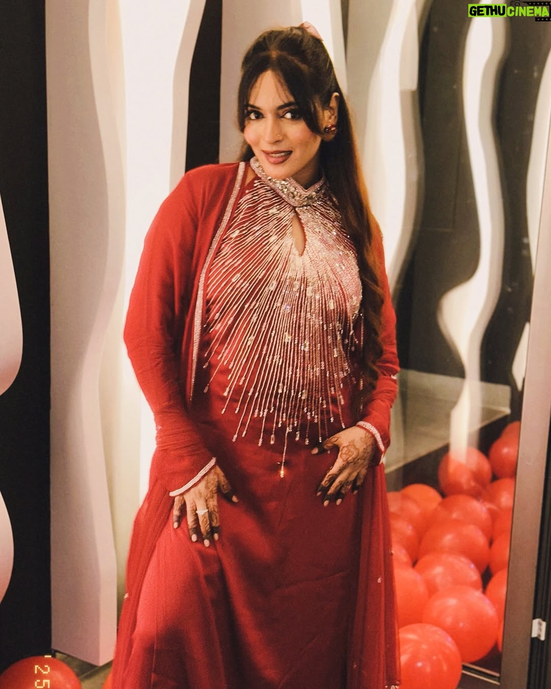 Shifu Memon - 55.2K Likes - Served Iftaar- Now Serving Looks..🍒👠🪞
.
Outfit From- @mahamspret ❤️
.
#shifuains #eidmubarak #2025 
#foryou #eidoutfit #explorepage✨ #explore #bekind #instagrowth